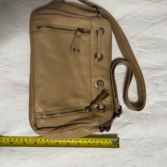 Great American Soft Tan Leather 3 Pocket Purse snap close and adjustable straps - Picture 2 of 14